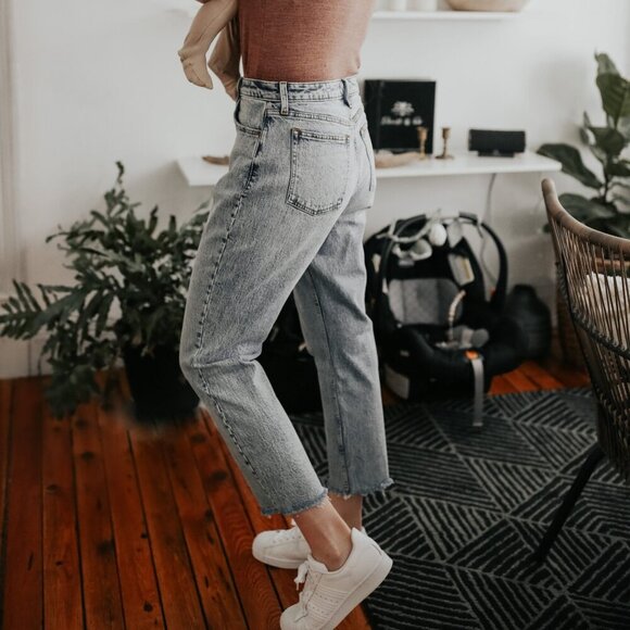 Abercrombie & Fitch Light Wash Curve Love High Rise Mom Jeans - Picture 1 of 6